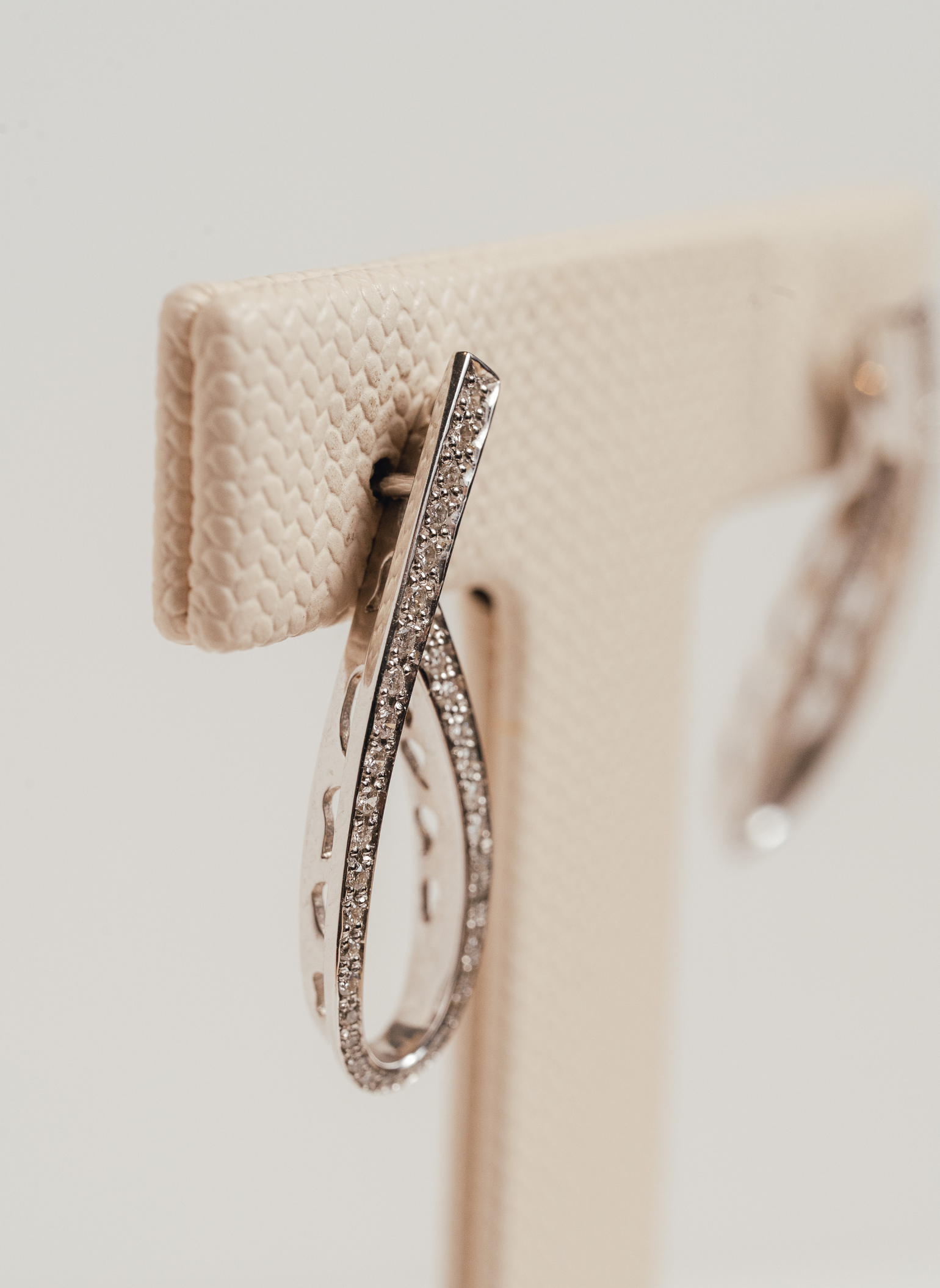 Pendientes Lazada Oro Blanco y Diamantes